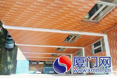 事发楼房,男子跌落在二楼平台上