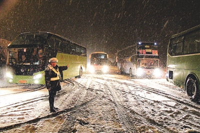 高速民警在疏导交通