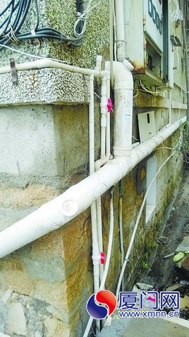 小陈租住楼外墙上的水管线路