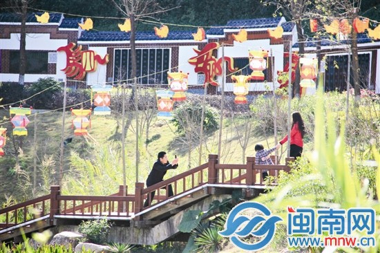 晴朗的天气，市民在游园。