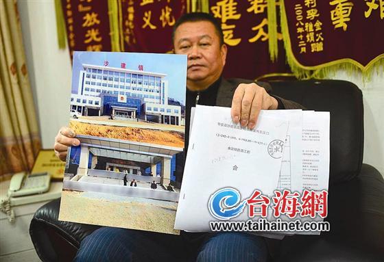 杨明哲展示他去镇政府讨工程款的照片