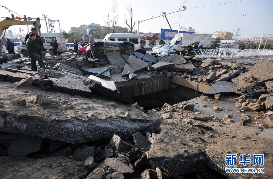 武汉一路段地下发生爆炸 数辆汽车被掀翻