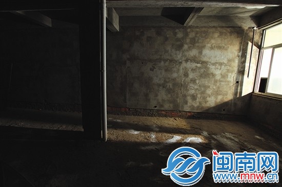 阿祥曾经安身在这个荒废的店面，把它当成自己的“秘 
