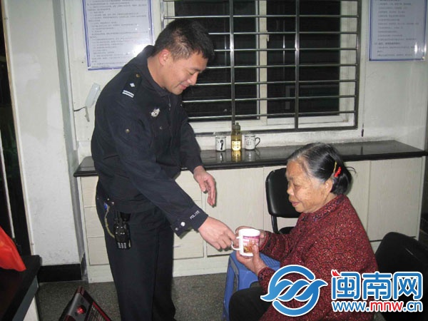 民警救助林阿婆
