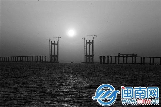 昨日下午，泉州湾跨海大桥处的落日