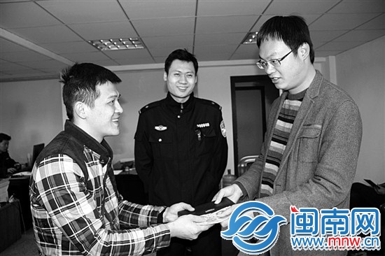 拿回自己的钱包和4000多元现金，小许(左）连向好心 