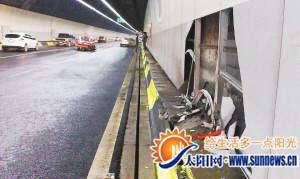 红色轿车撞上隧道壁，面目全非