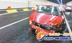 红色轿车撞上隧道壁