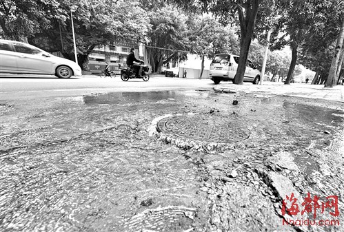 王庄一工地门口地下水四溢