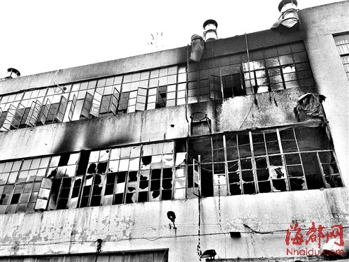 儒江沙乐美精机厂房发生火灾，墙体被烧黑