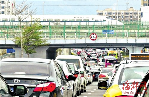 福飞路车辆拥堵，排成车阵