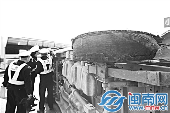 肇事车侧翻在高速路上，左后轮胎爆胎