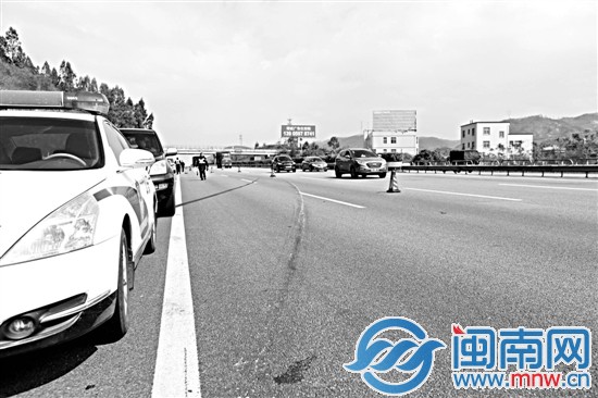 客车失控漂移，留下一条很长的刹车痕，连跨三车道
