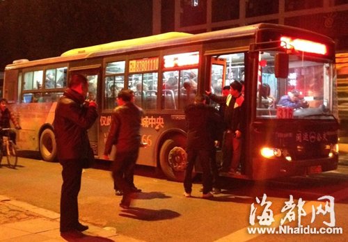 失主在公交前门处对下车乘客搜身