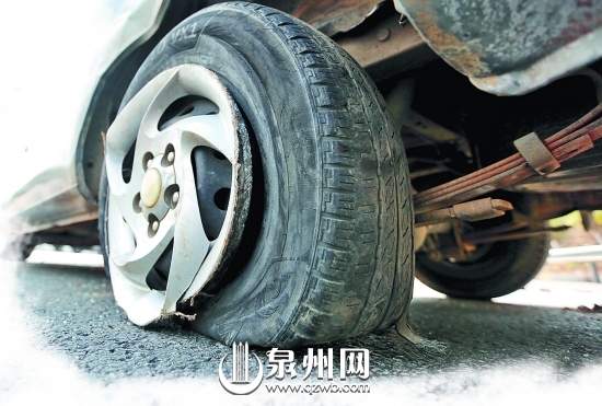 商务车左后轮爆胎