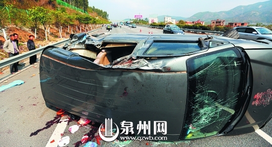 商务车爆胎后撞击护栏侧翻