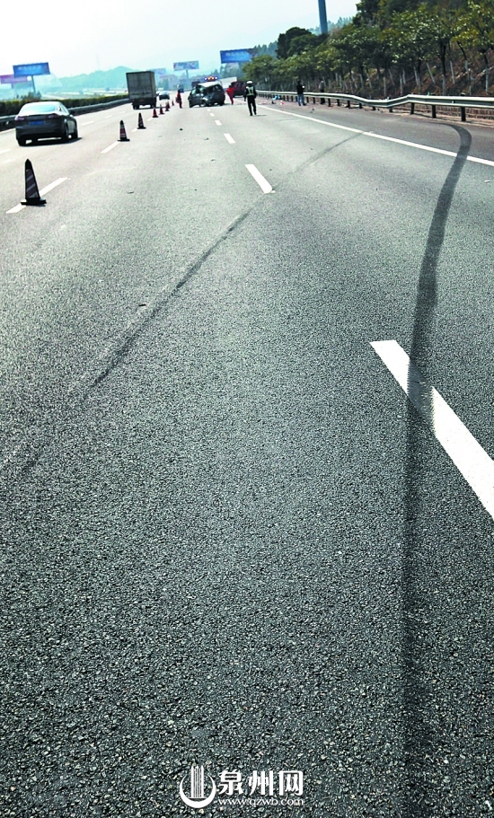 现场留下的急刹车和车辆突然右拐的痕迹