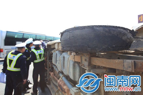 肇事车侧翻在高速路上，左后轮胎爆胎