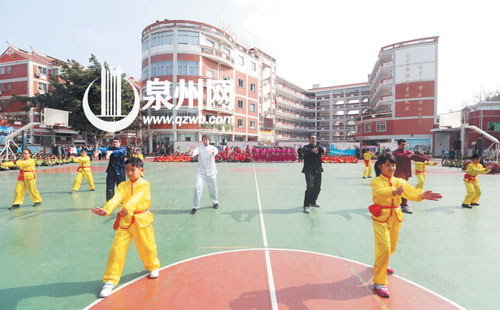 “小老师”教外国友人打五祖拳操