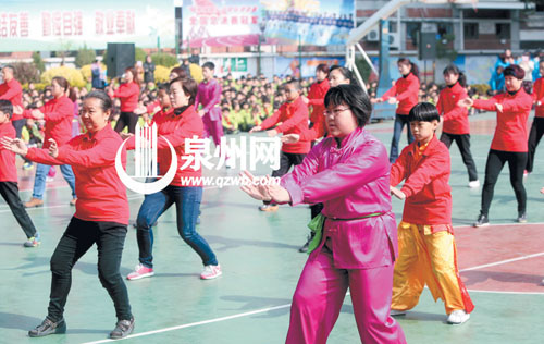 学生家长齐上阵，亲子共演五祖拳操。