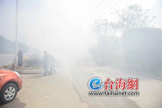 路过的车辆，被一辆辆地“吞进去”