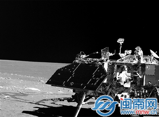 “玉兔”带病工作 传回月面彩图