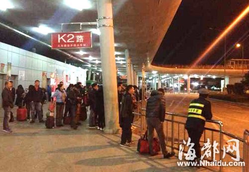 福州火车南站旅客大增 应对“打的难”公交或延时
