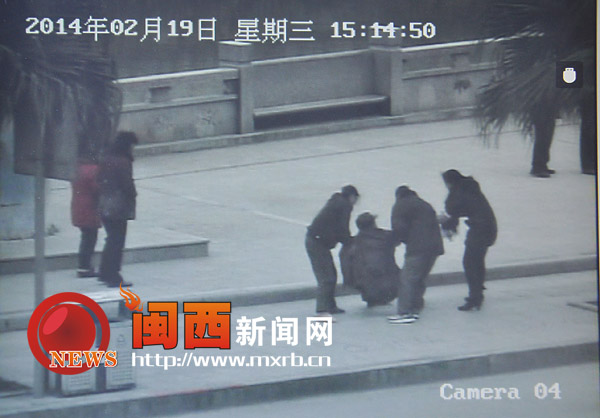 武平：七旬老人不慎摔倒 好心人争相帮扶