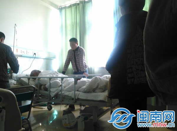 液化气仓库老板叶先生脸部及双手烧伤严重，仍在治疗