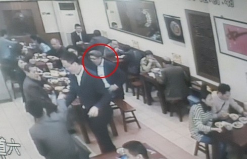 连胜文记者会后到三元号大啖平价鲁肉饭，对面则是艺 