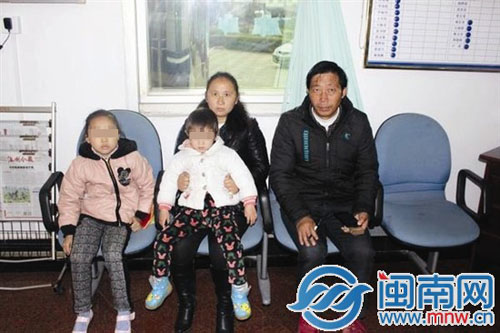 金先生带着一家（左一为小珊）向民警致谢