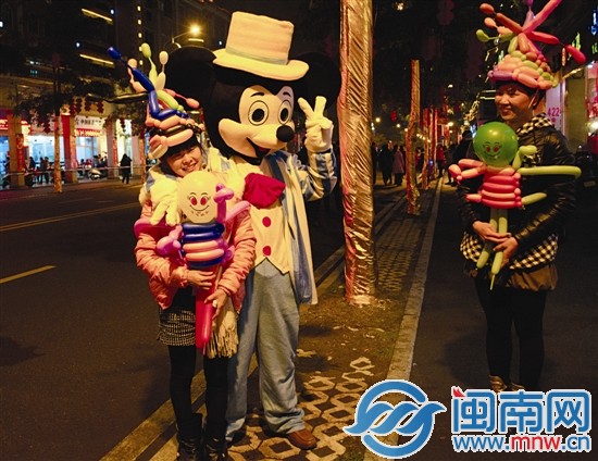 几个年轻人为过节扮成卡通人物造型