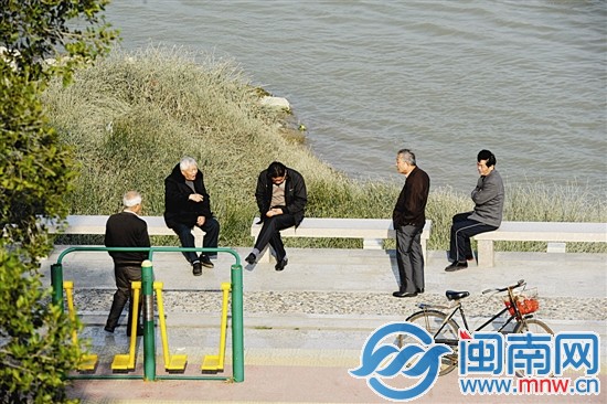 笋江边上，几名老朋友聊天晒太阳