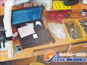 三妙龄女到服装店假装买衣服