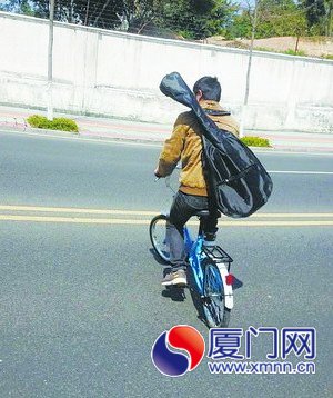 王先生拍下与他车子刮擦的背着吉他的男子