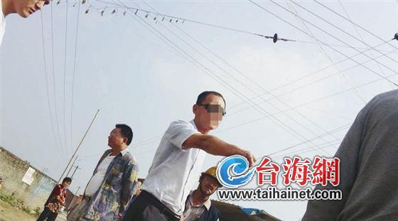 冯某(中)阻挠施工方施工