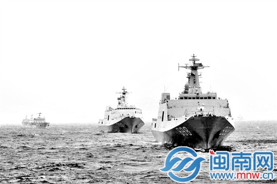 海军出动三艘船坞登陆舰