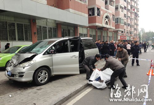 小车失控连撞两人 驾驶员无外伤蹊跷死车内3