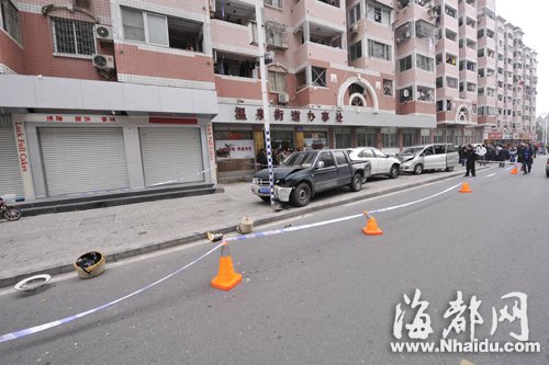 小车失控连撞两人 驾驶员无外伤蹊跷死车内1