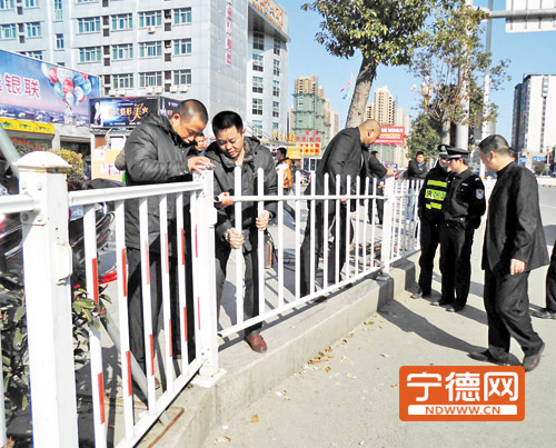 宁德市区汽车南站站前护栏重新维修