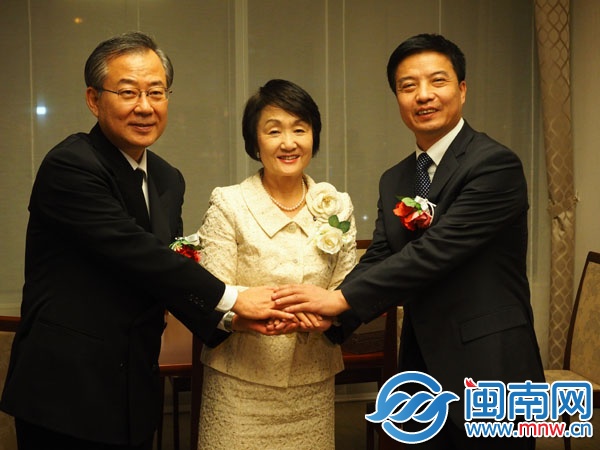 三个城市的代表互赠礼物后握手（从左至右为郑东采、 