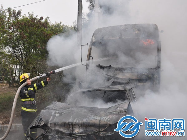 两车被烧得面目全非