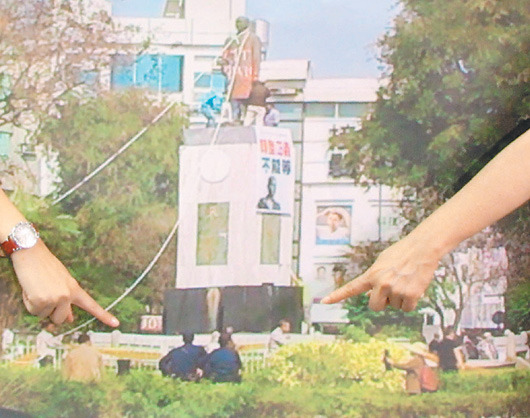 台南市议员25日出示影像指，孙中山铜像遭喷漆、绕绳 