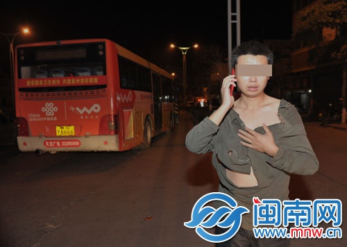司机的衣服已无法蔽体