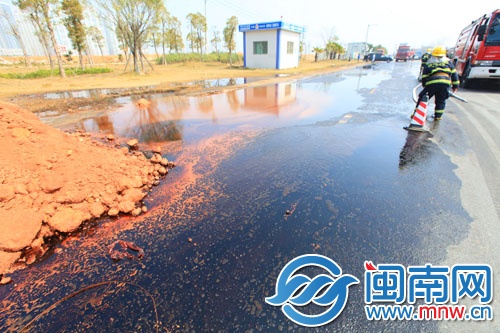 油污占了近100米长的路段