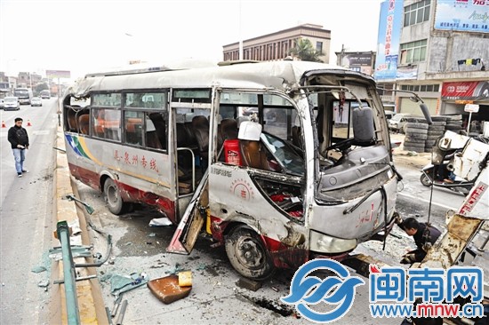 中巴车冲过路中间隔离带向右侧翻