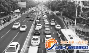 湖滨中路堵车队伍排起长龙