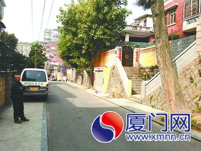 剧组发电车就停在这棵树下发电