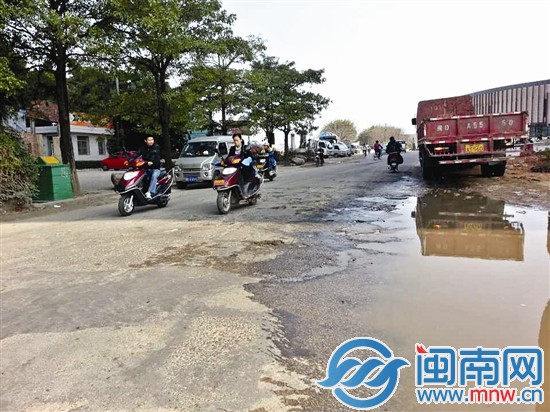佰翔圆山酒店门口，大坑连小坑，积满了水
