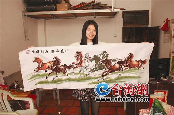 云霄女子耗时半年完成十字绣作品八骏图
